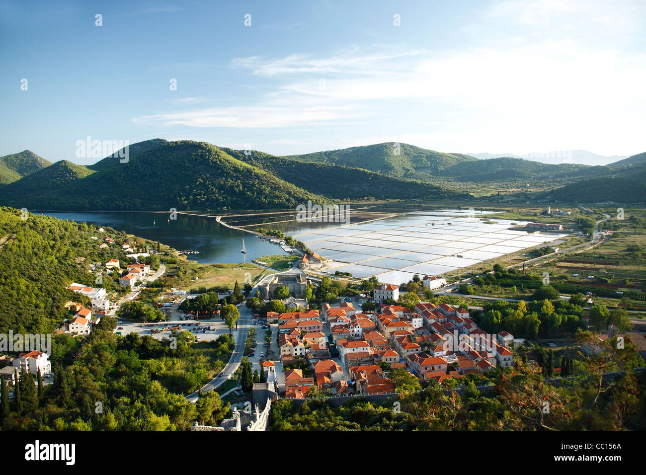 Ville de Ston, connue pour la production de sel, salines dans l'arrière-plan, péninsule de Peljesac, Croatie Banque D'Images