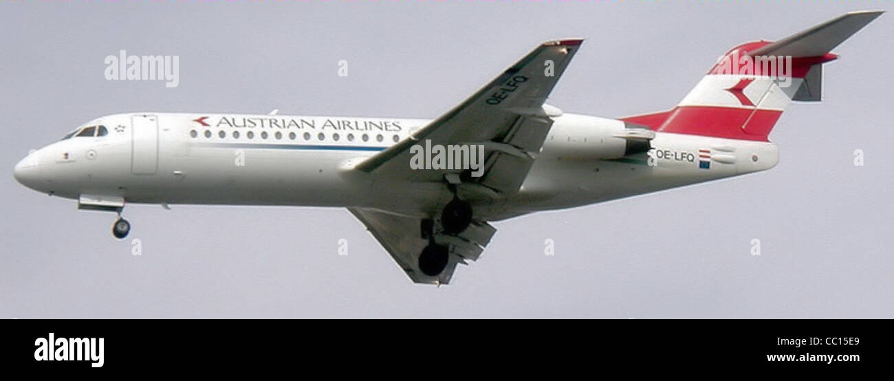 Austrian Airlines Fokker 70 (OE-LFQ) sur l'approche de l'aéroport de Londres (Heathrow) (UK). Banque D'Images