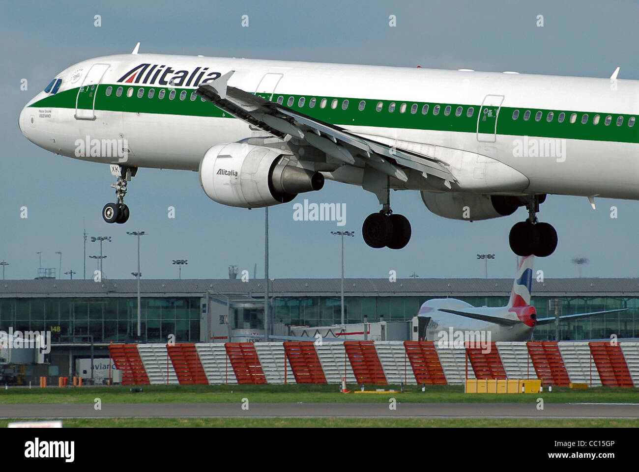 Alitalia Airbus A321-100 (Italien inscription JE-BIXK) à l'atterrissage à l'aéroport Heathrow de Londres, Angleterre Banque D'Images