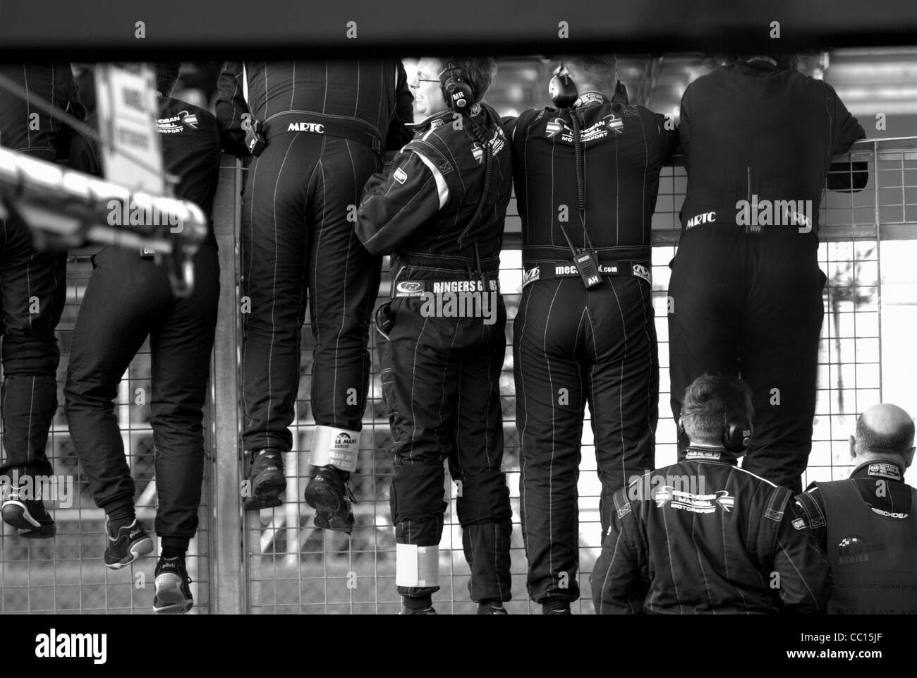 Motor racing pit crew rack Silverstone track UK Banque D'Images