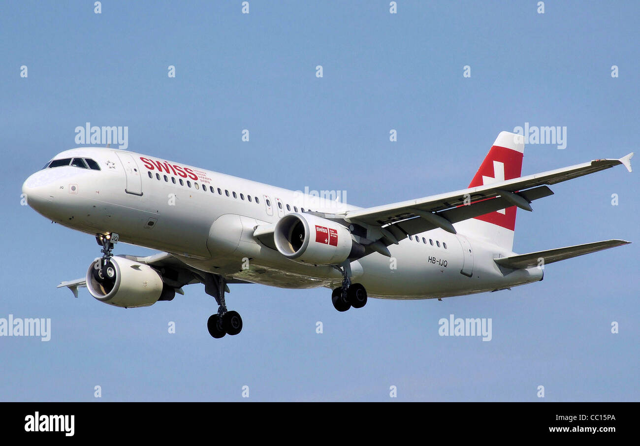 Swiss International Air Lines Airbus A320-200 (HB-IJQ) à l'atterrissage à l'aéroport Heathrow de Londres Banque D'Images