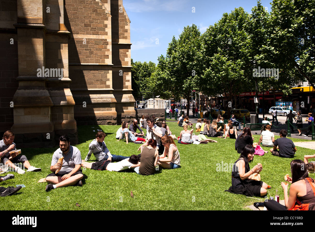 Le centre-ville de Melbourne en Australie, les personnes bénéficiant du beau temps sur l'herbe à côté de la cathédrale St Paul en Australie Banque D'Images