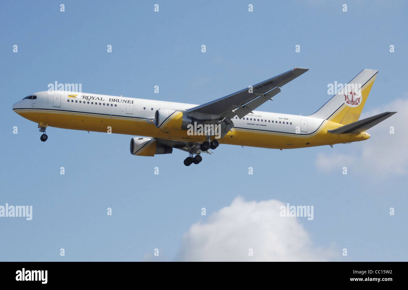 Royal Brunei Boeing 767-300ER (V8-RBK) Terres à l'aéroport Heathrow de Londres. Banque D'Images