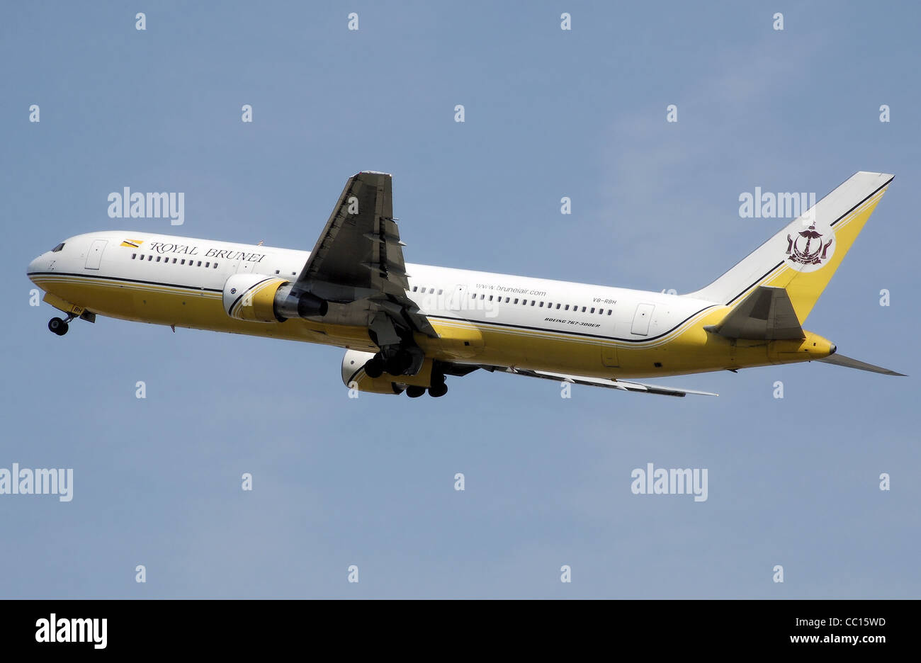 Royal Brunei Boeing 767-300ER (V8-RBH) l'atterrissage à l'aéroport Heathrow de Londres. Banque D'Images