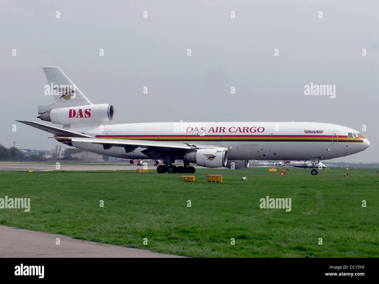 DAS Air Cargo DC-10-30 (5X-JCR) attendent l'autorisation de décoller à l'aéroport de London Gatwick, Angleterre. Banque D'Images