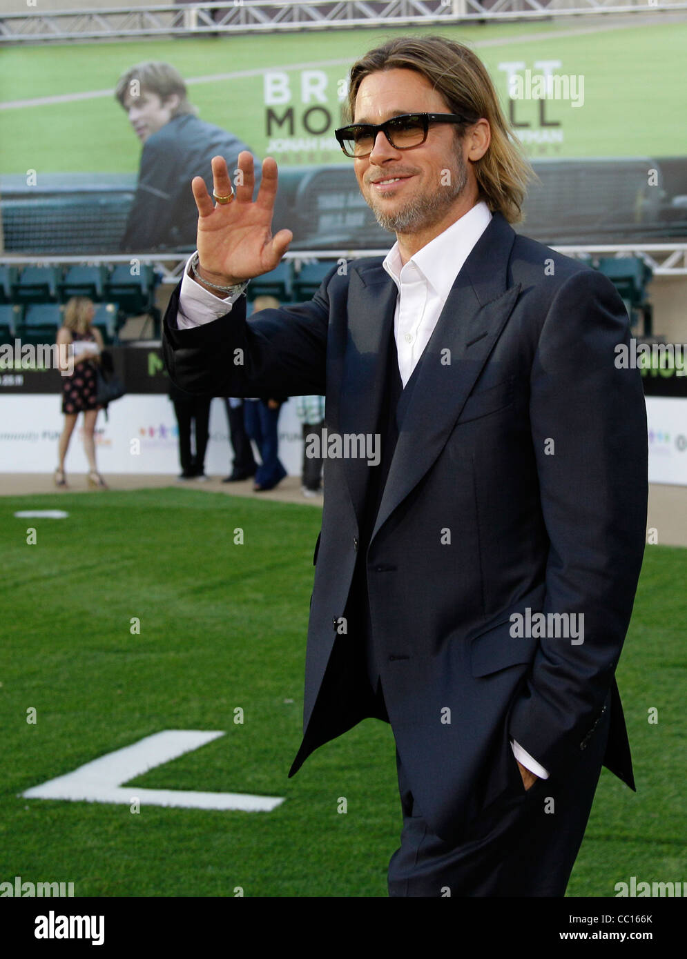 L'ACTEUR BRAD PITT ARRIVE POUR MONEYBALL PREMIERE BASEBALL Banque D'Images