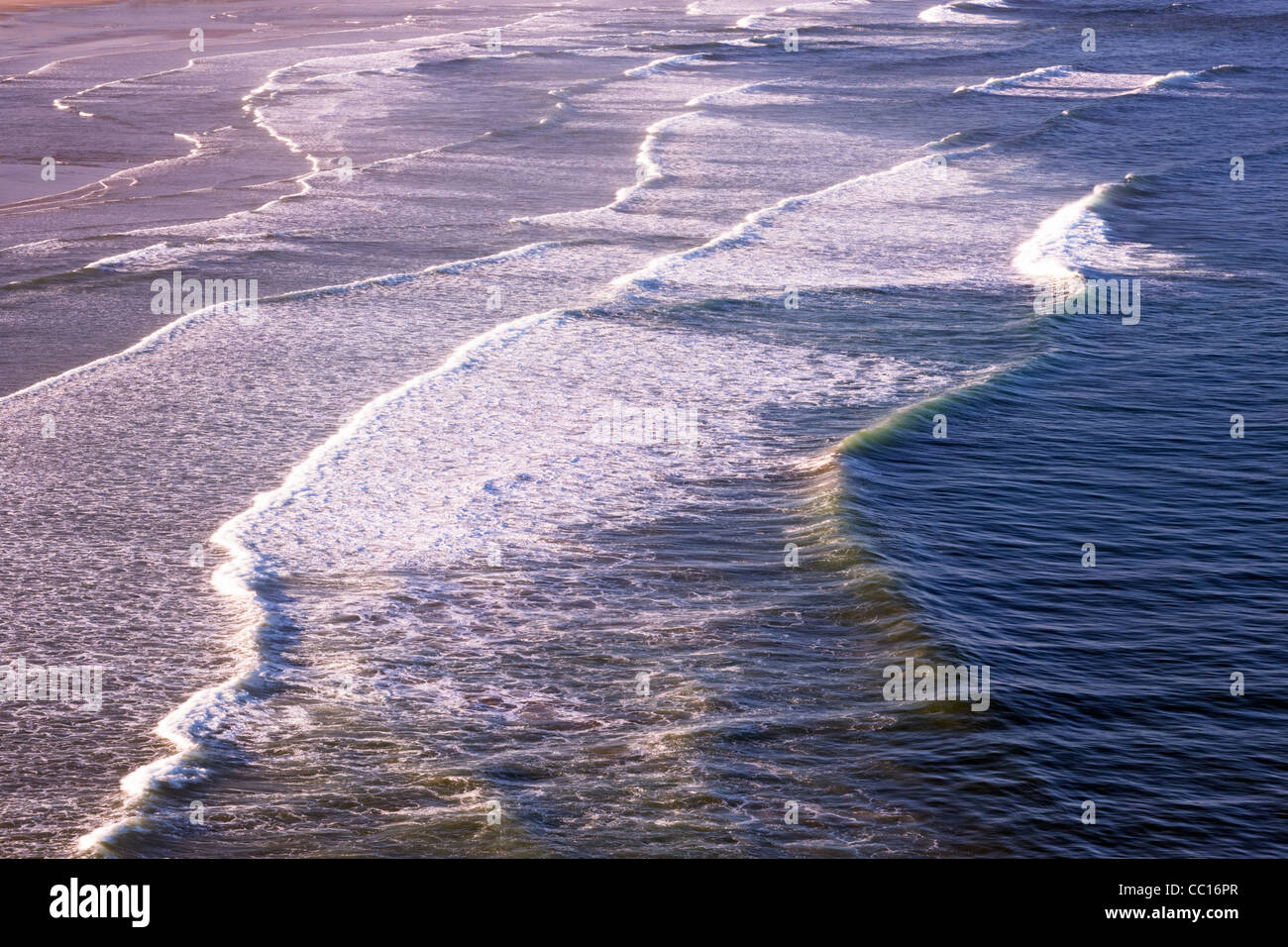 Régime des vagues a révélé de Yaquina Head où leur voyage se termine à l'Agate Beach sur la côte de l'Oregon central. Banque D'Images