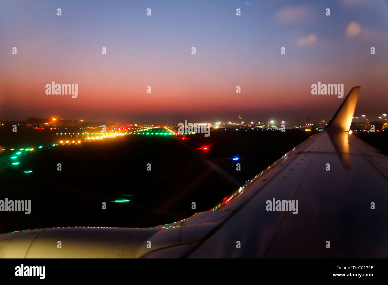 Horizon Paysage de nuit, feux de piste de l'Aéroport International de Mumbai pendant le décollage, les marges, copie espace zone vide Banque D'Images