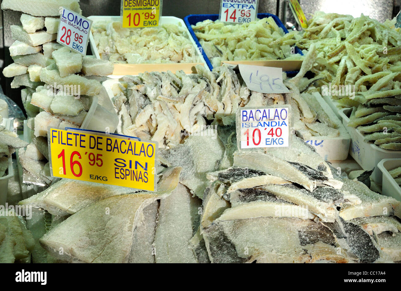 Barcelone, Espagne. Marché de la Boqueria. Vente de décrochage Bacalao - morue salée Banque D'Images