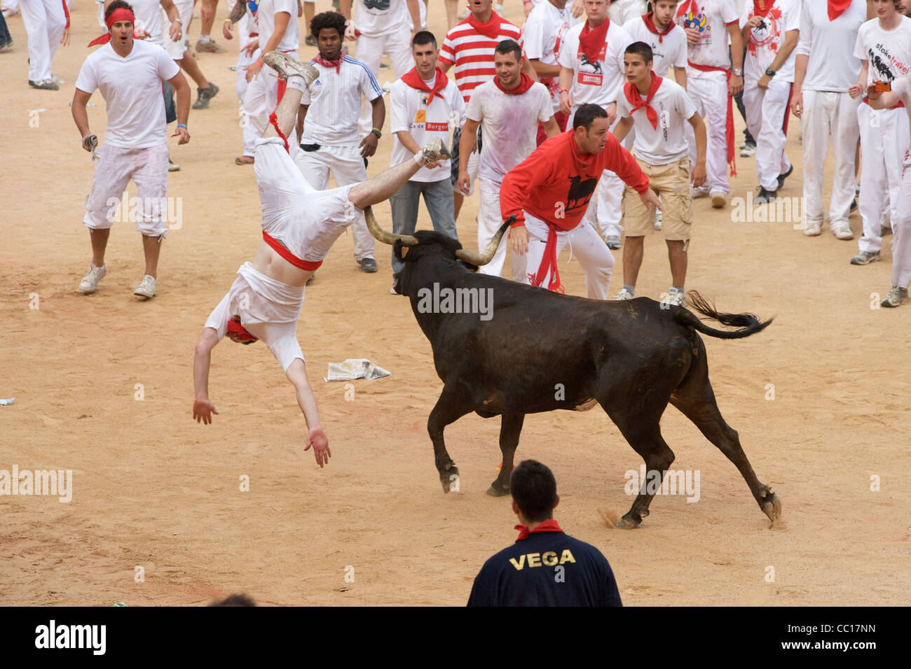 Un homme est jeté en l'air à la fête de San Fermin (aka la course de taureaux à Pampelune, Espagne). Comparer CC17P8. Banque D'Images