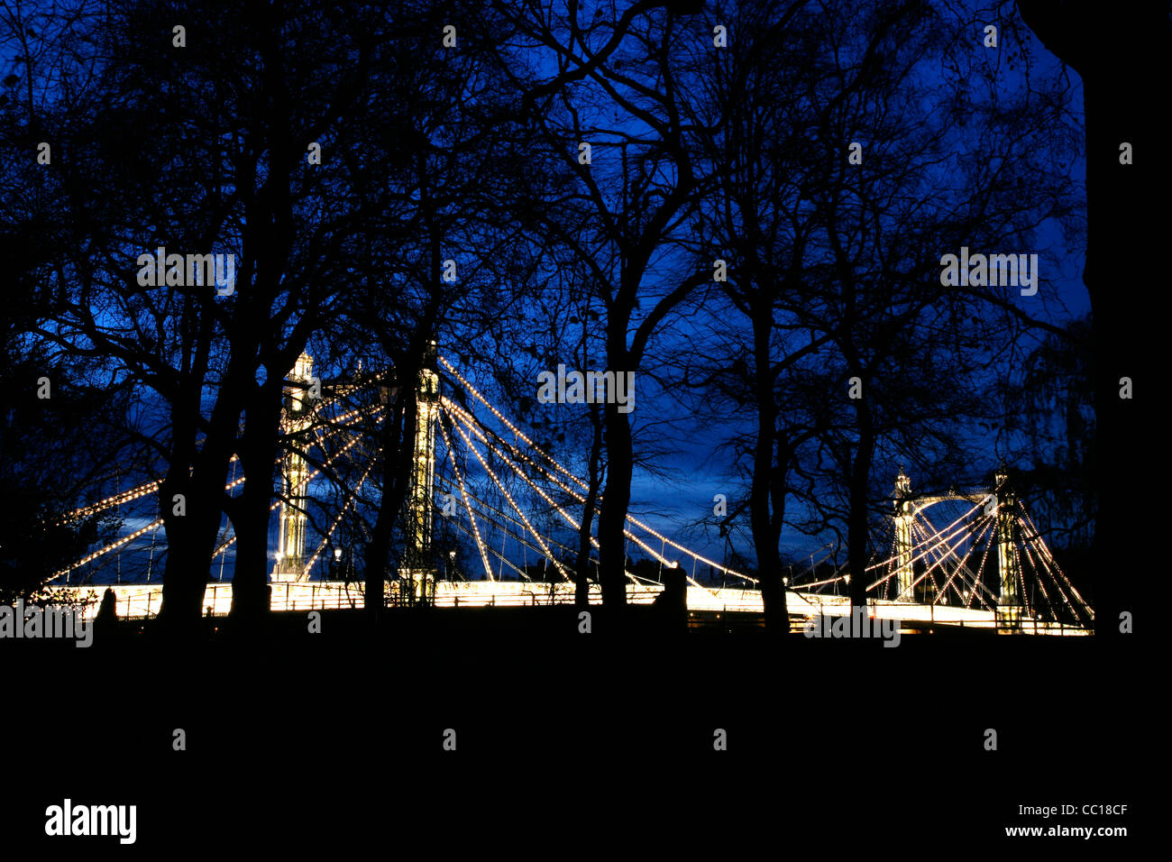 À travers les arbres de Battersea Park à Albert Bridge, Battersea, Londres, UK Banque D'Images