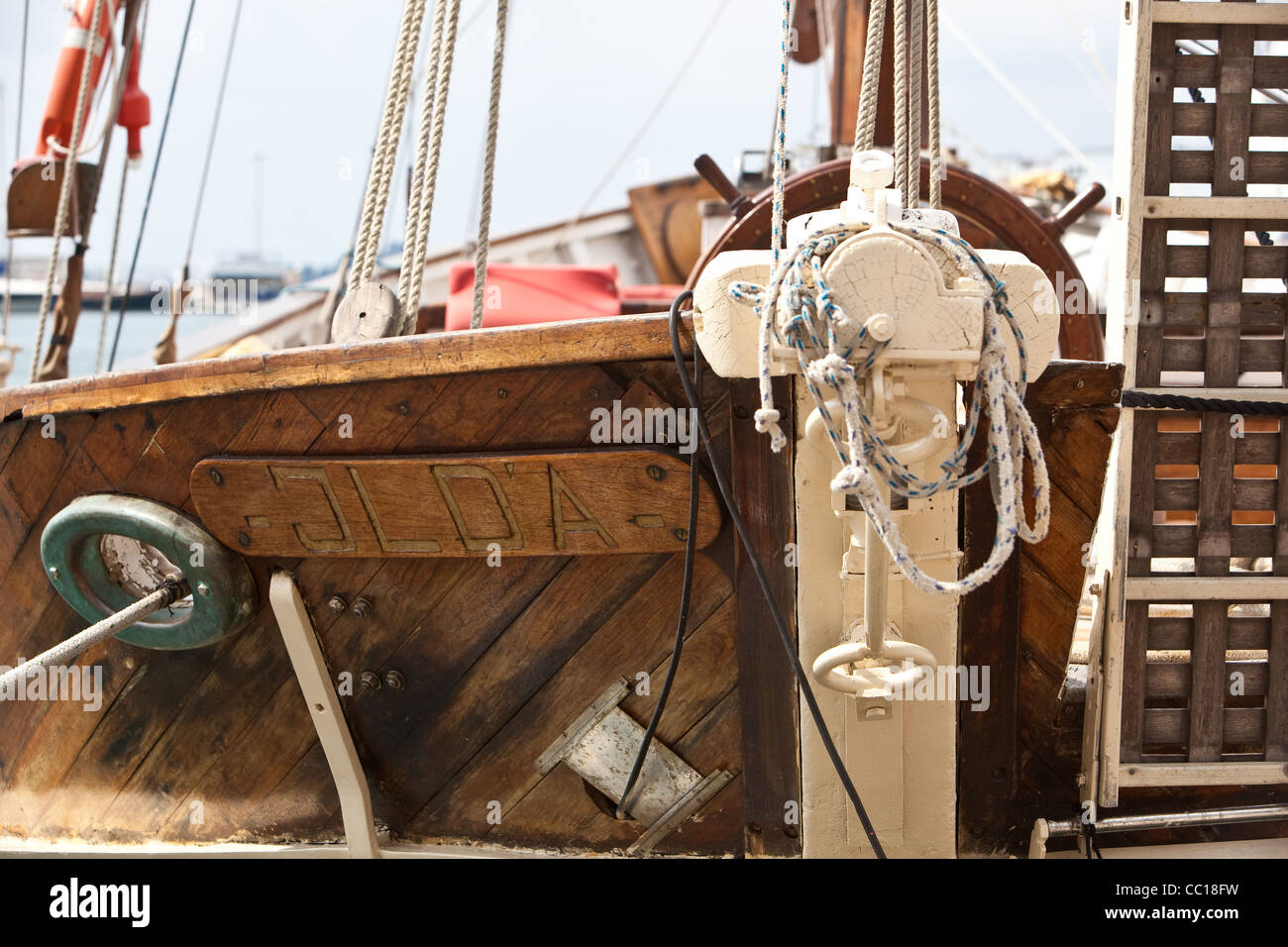 Old vintage préservée bateau de pêche en bois Toulon France au bord de l'eau Banque D'Images