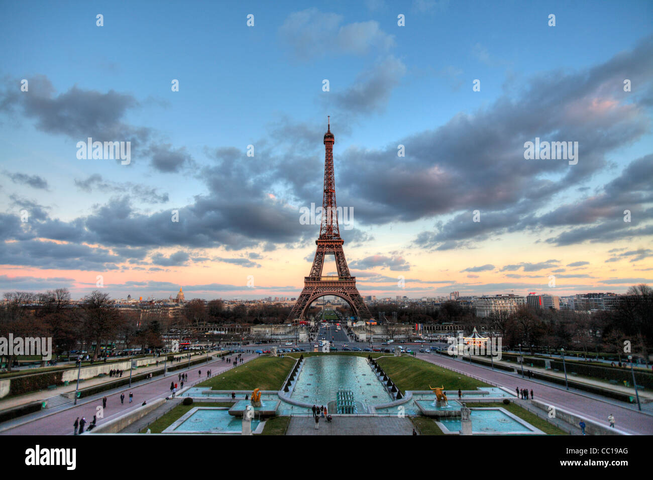 À la tombée de la Tour Eiffel, Paris, France Banque D'Images