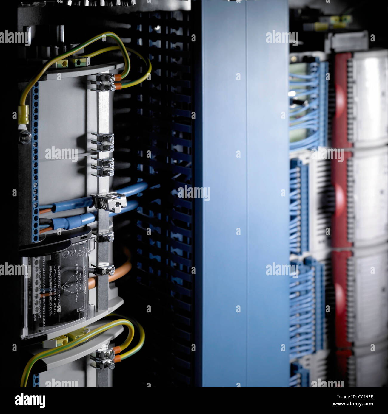 Détail d'un appareil électrique avec des câbles et des colliers Banque D'Images