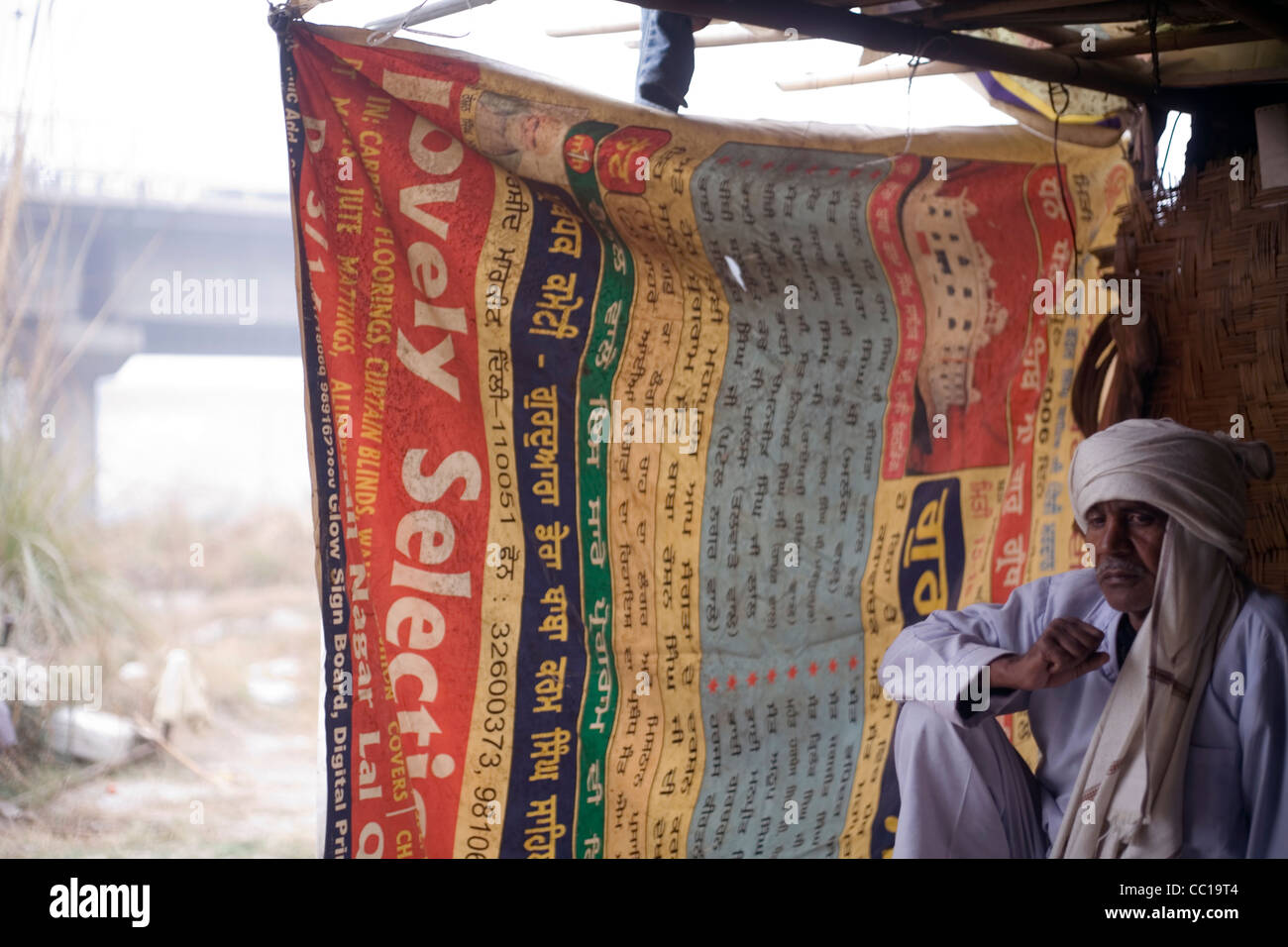 Un homme sans abri par les dégagements des bidonvilles dans une cabane au milieu de la rivière Yamuna à Delhi Banque D'Images