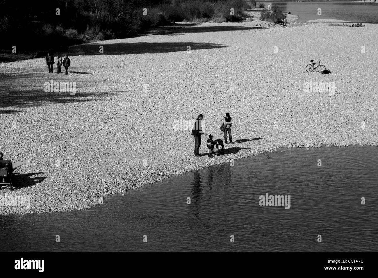 Le noir et blanc vue de dessus de la collecte et les gens à pied le long des rives de la rivière Isar à Munich, Allemagne. Banque D'Images