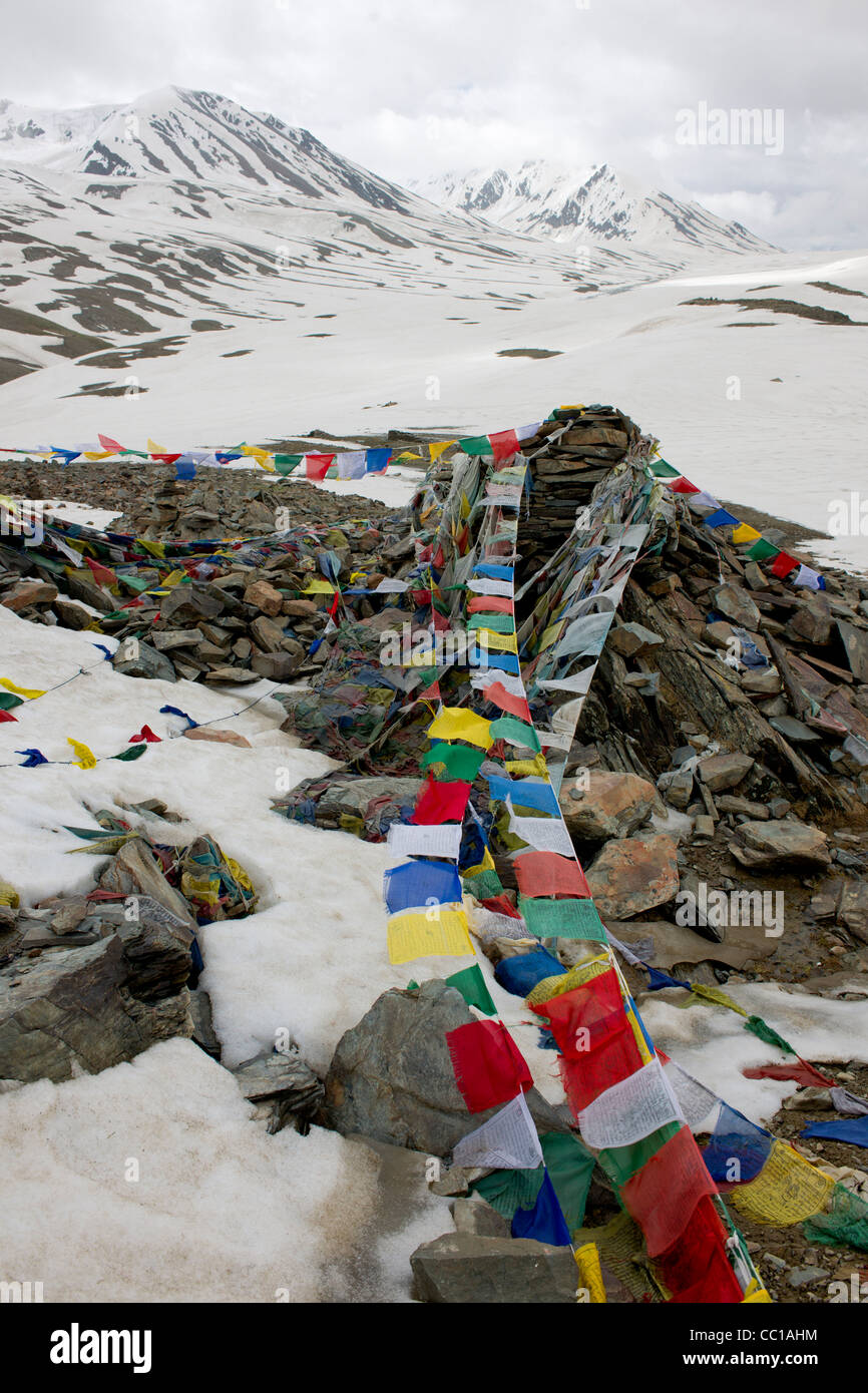 Les drapeaux de prières dans la neige au 4890 mètres Baralach La pass, la route Leh-Manali, Himachal Pradesh, Inde Banque D'Images