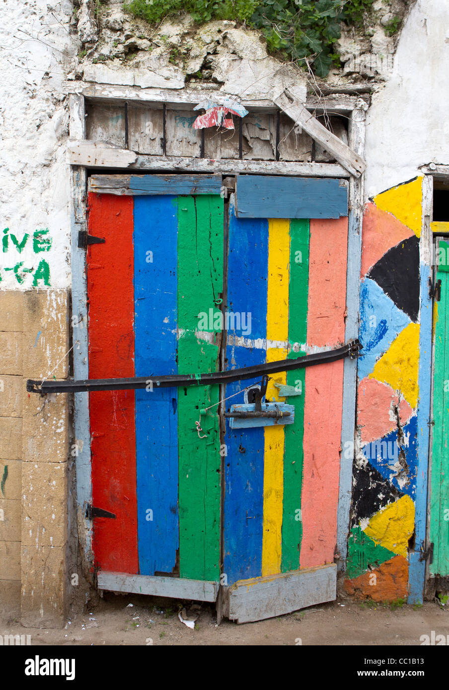 Peint dans des couleurs vives, bien qu'un peu délabré, portes à El Jadida, Maroc Banque D'Images