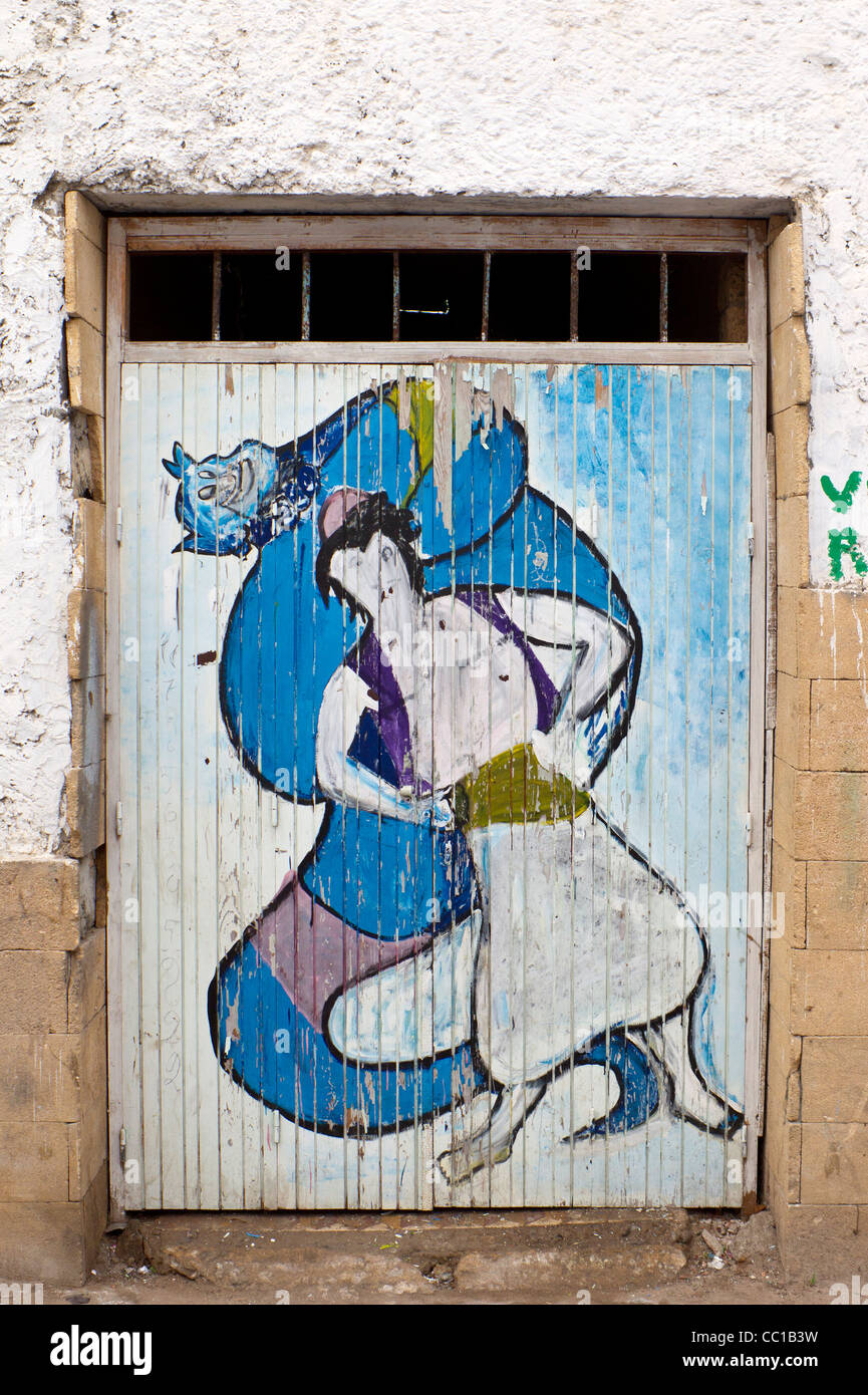 Fresque de Aladdin et le génie (après le film de Disney) peint sur une porte à El Jadida, Maroc Banque D'Images