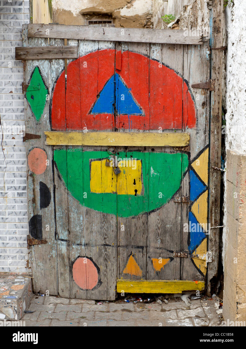 Peint dans des couleurs vives, bien qu'un peu délabré, portes à El Jadida, Maroc Banque D'Images