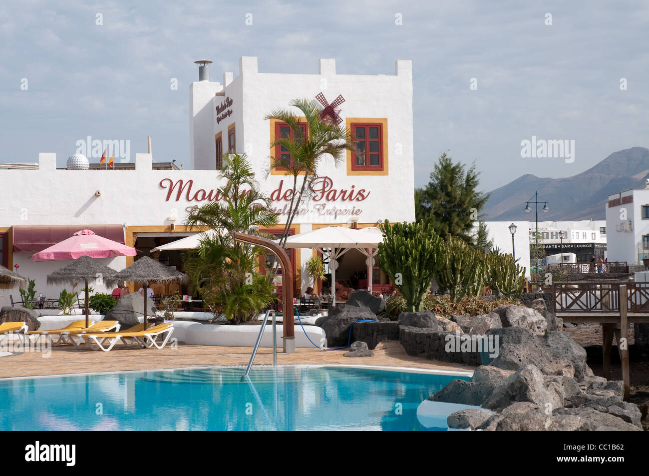 La piscine de l'hôtel et café et boutique à Marina Rubicorn Playa Blanca Lanzarote Canary Island Banque D'Images