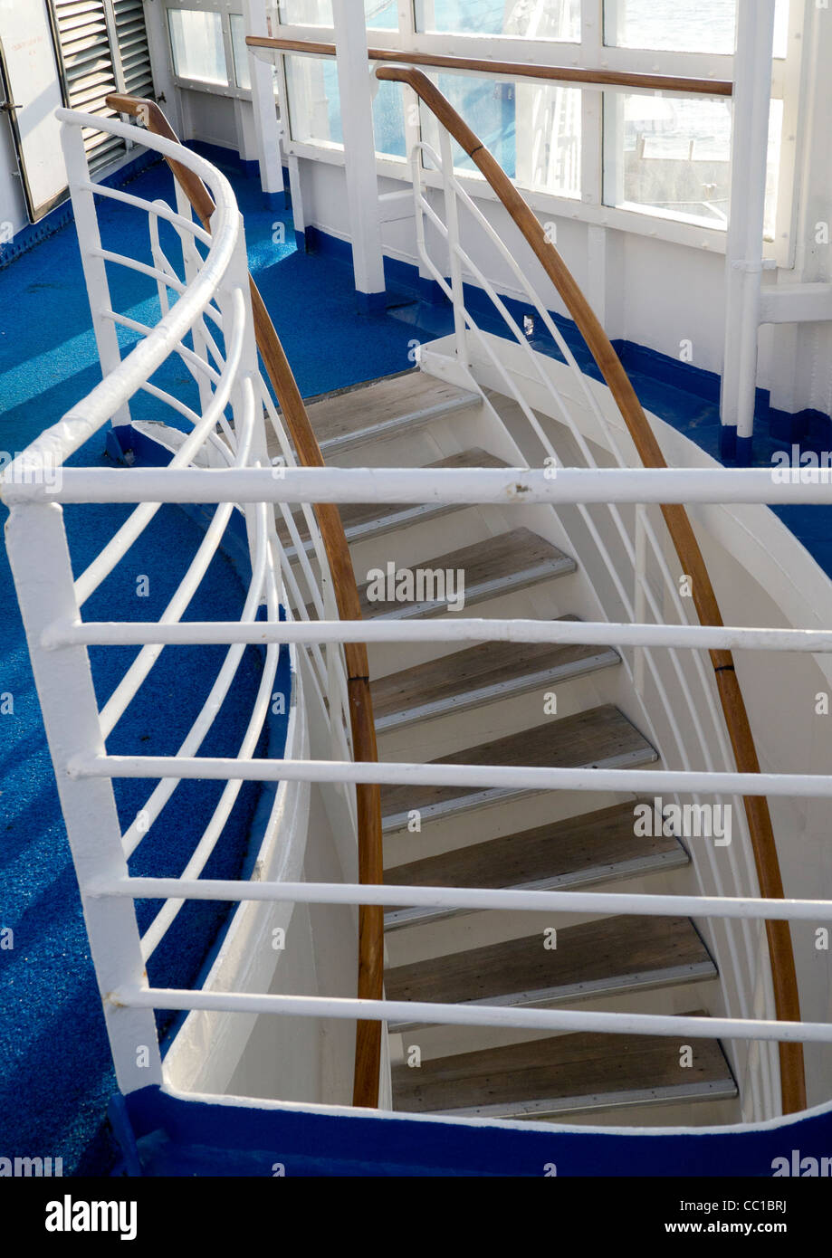 Escalier extérieur reliant le pont à bord du bateau de croisière MS Boudicca Banque D'Images