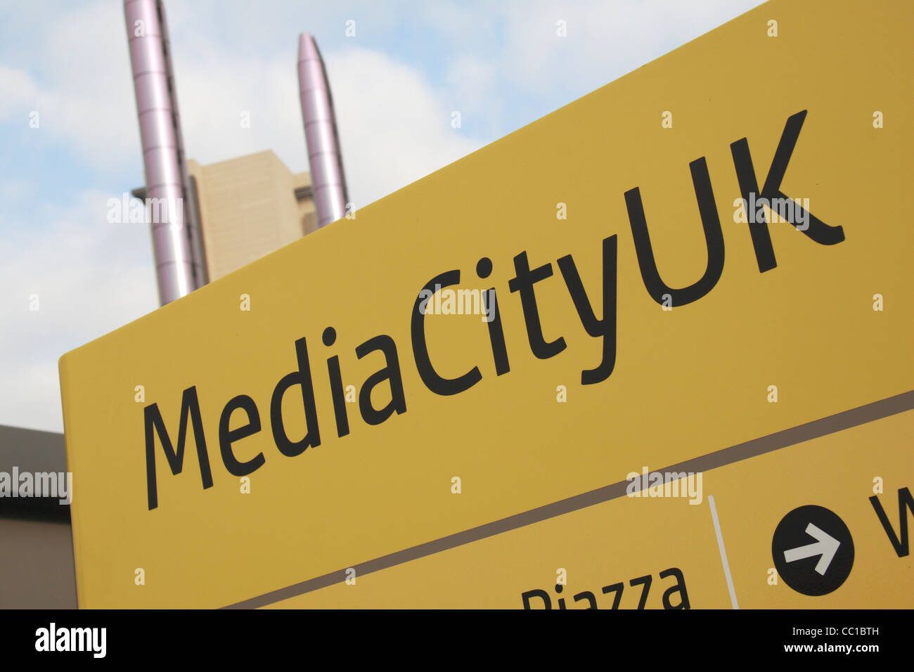 Signe pour MediaCityUK à l'arrêt de tramway à côté du nouveau développement de la BBC à Salford, Manchester, Royaume-Uni. Banque D'Images