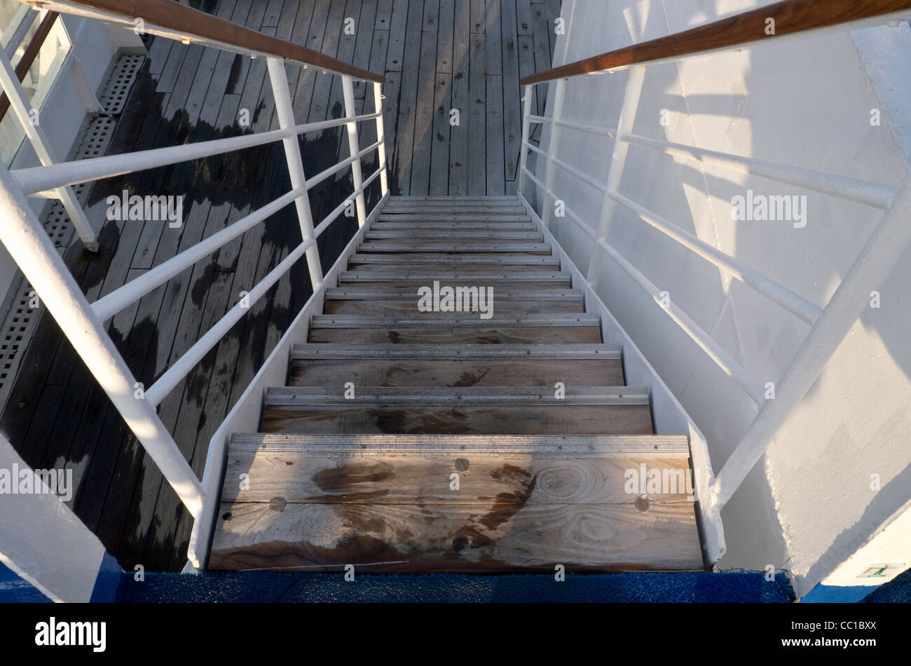 Escalier extérieur reliant le pont à bord du bateau de croisière MS Boudicca Banque D'Images