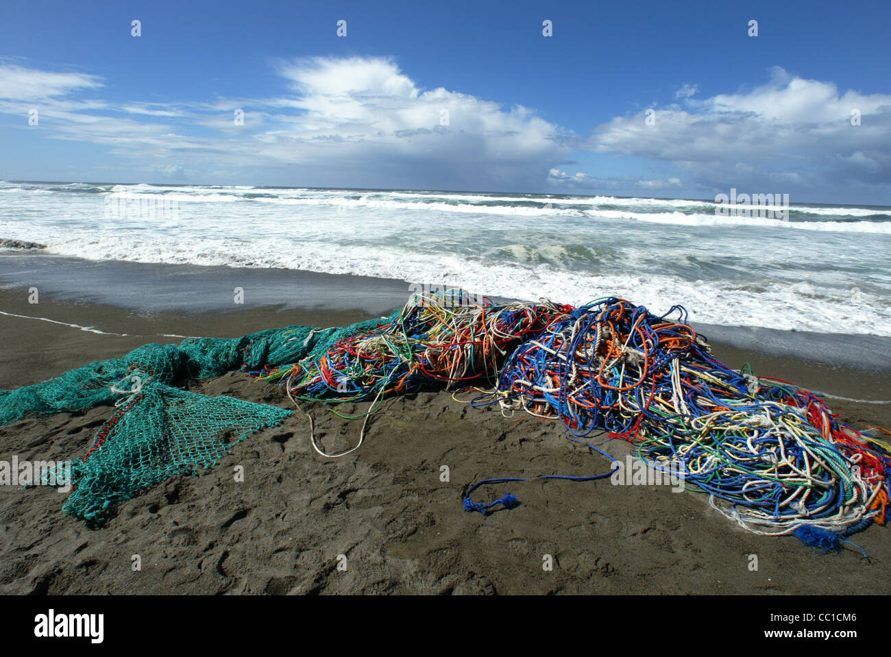 Jeter les filets de pêche échoués sur une plage près de l'Oregon à Bandon causant la litière et un danger pour la faune Banque D'Images