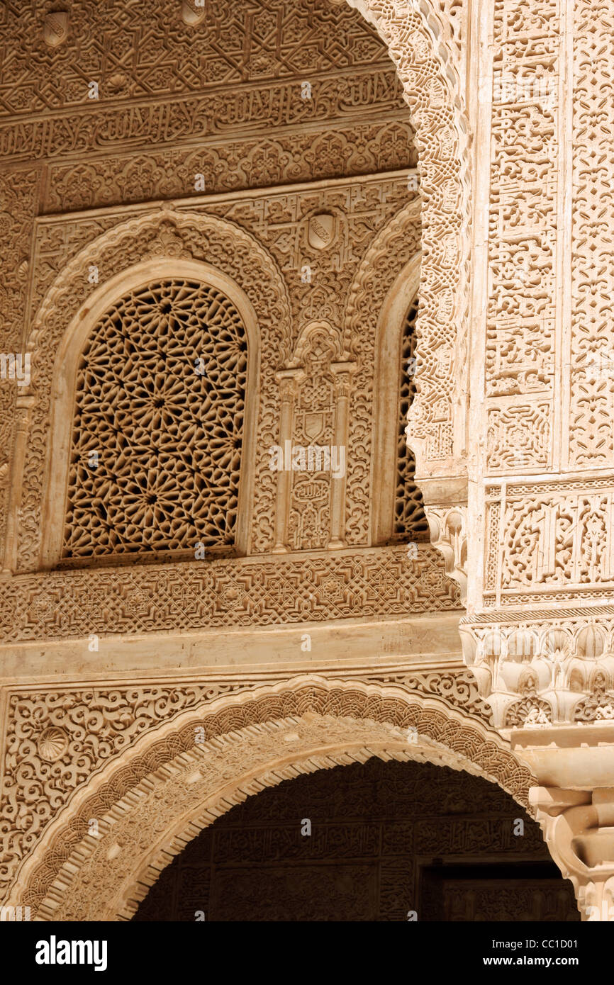 Détail de l'arabe par des gravures de Palais Nasrides de l'Alhambra de Grenade en Andalousie, Espagne Banque D'Images