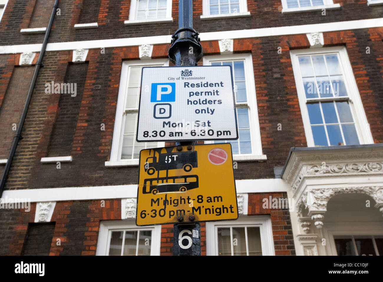 Uniquement aux titulaires de permis de signer et pas de bus le trafic lourd des signes dans le Queen Anne's Gate dans la ville de Westminster London England Banque D'Images