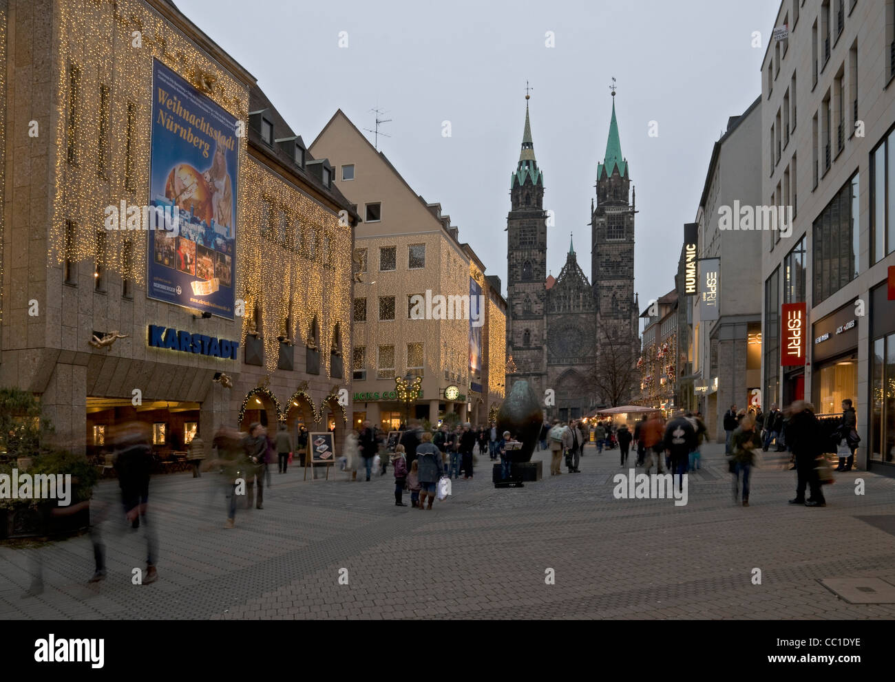 Le centre commercial de la vieille ville de Nuremberg, avec l'impressionnante église de Lorenz, Franconia, Bavaria, Germany, Europe. Banque D'Images
