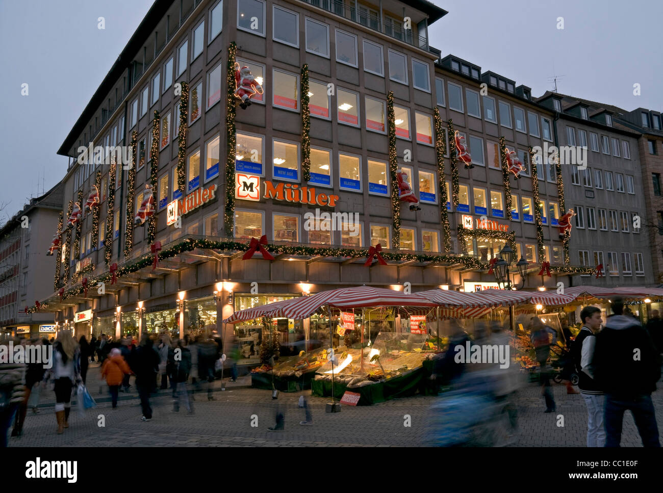 Soir dans l'enceinte commerciale dans la vieille ville de Nuremberg, Franconia, Bavaria, Germany, Europe. Banque D'Images
