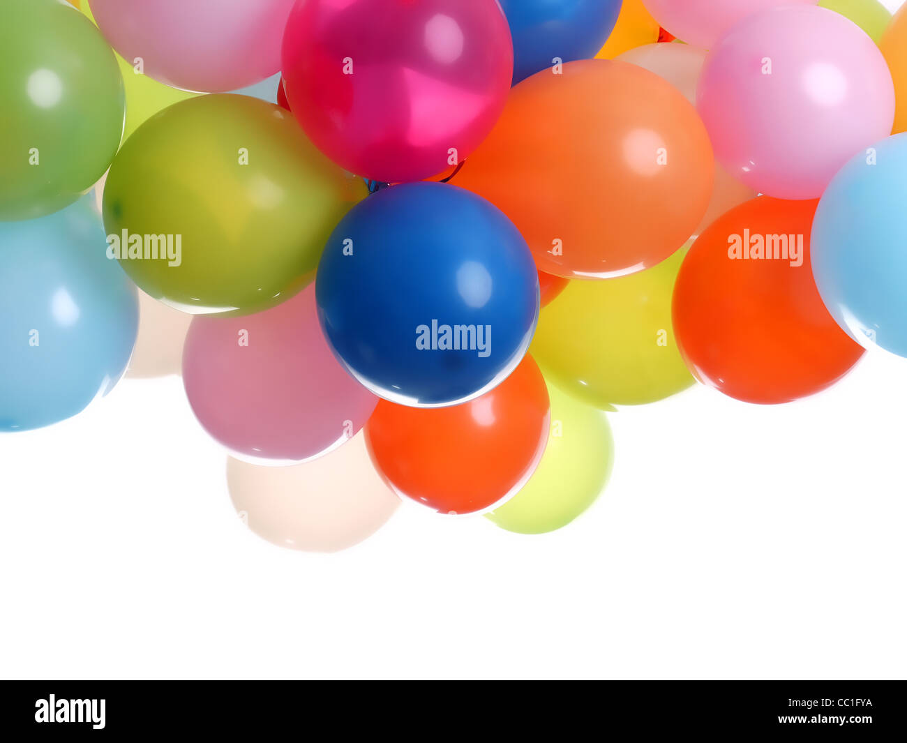 Ballons colorés partie over white background Banque D'Images
