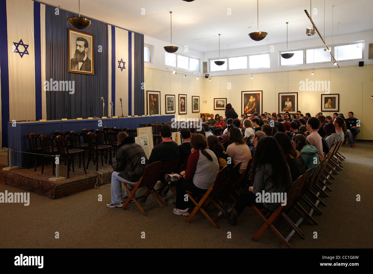 La jeunesse juive au cours d'une visite à l'Independence Hall le site de la signature de la Déclaration d'indépendance d'Israël à Tel Aviv Banque D'Images