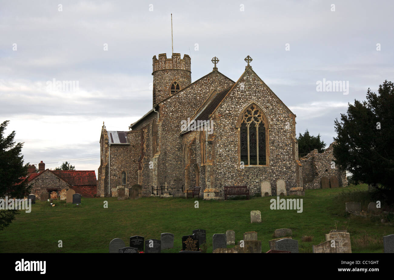 L'église de Saint Jean le Baptiste à Aylmerton, Norfolk, Angleterre, Royaume-Uni. Banque D'Images