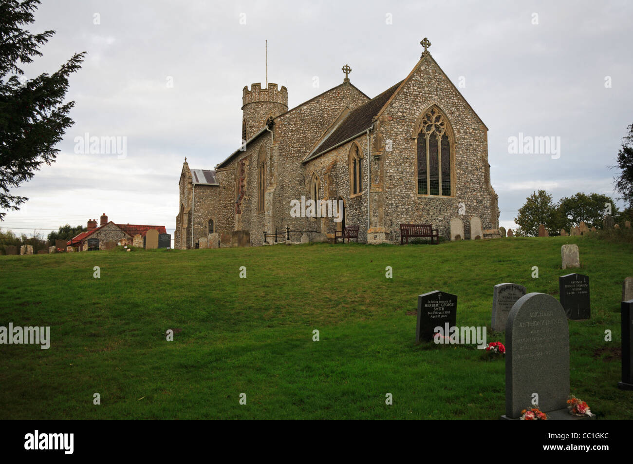L'église de Saint Jean le Baptiste à Aylmerton, Norfolk, Angleterre, Royaume-Uni. Banque D'Images
