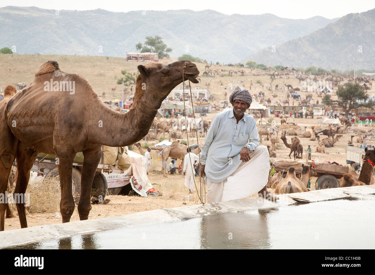 Herder avec son chameau à la foire de Pushkar - Rajasthan, Inde Banque D'Images
