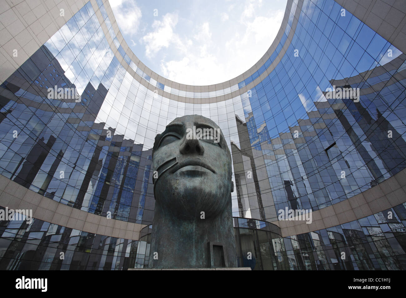 Tindaro sculpture par Igor Mitoraj en face de l'immeuble KPMG, la Défense, Paris, France Banque D'Images
