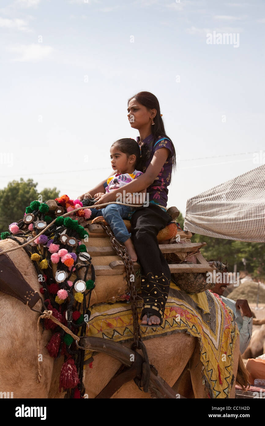Mère et fille monté sur un chameau à la foire de Pushkar Banque D'Images