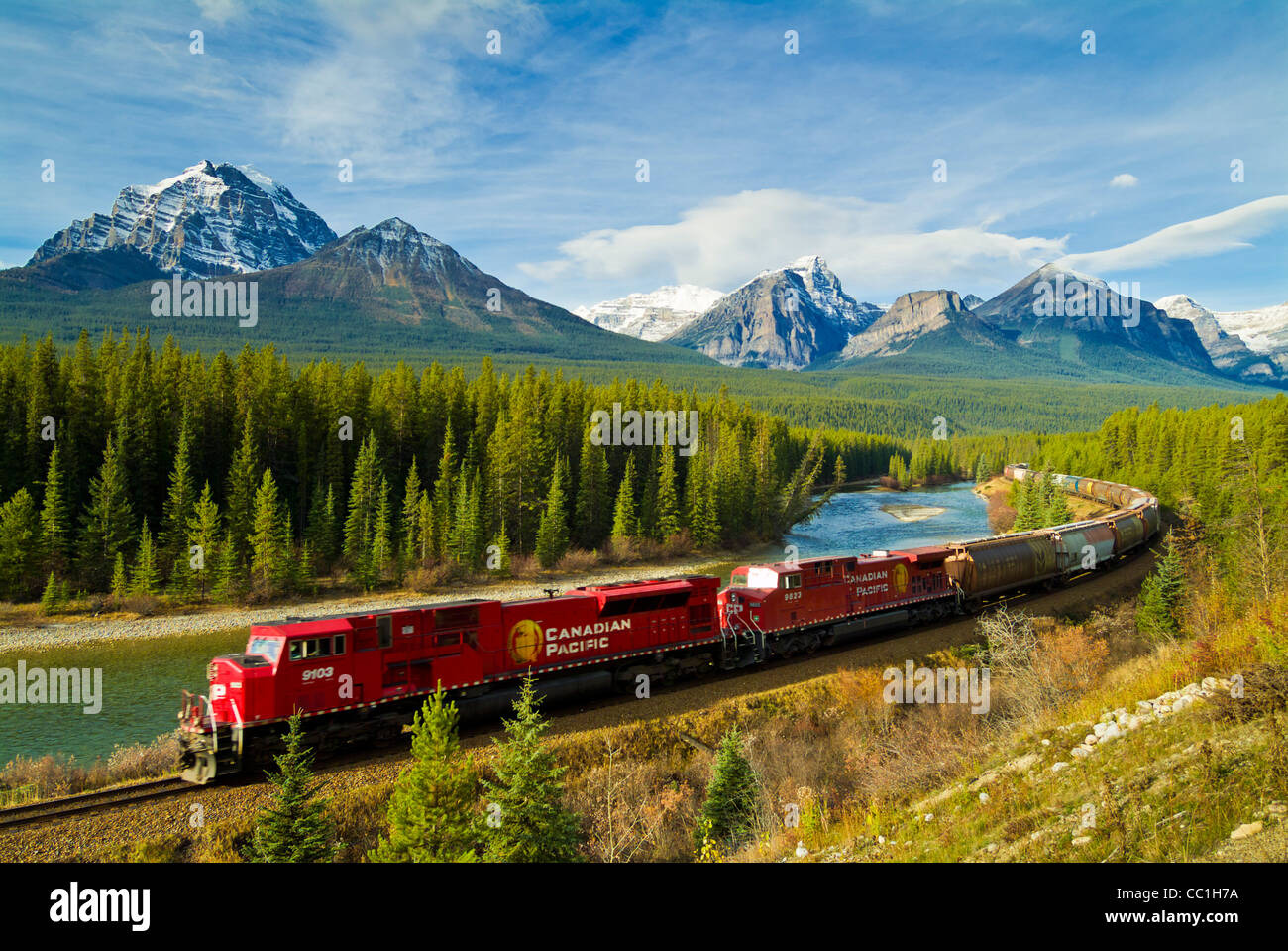 Train de marchandises du Canadien Pacifique voyageant autour Morants Curve Bow Valley Parkway Rockies Alberta Canada Banque D'Images