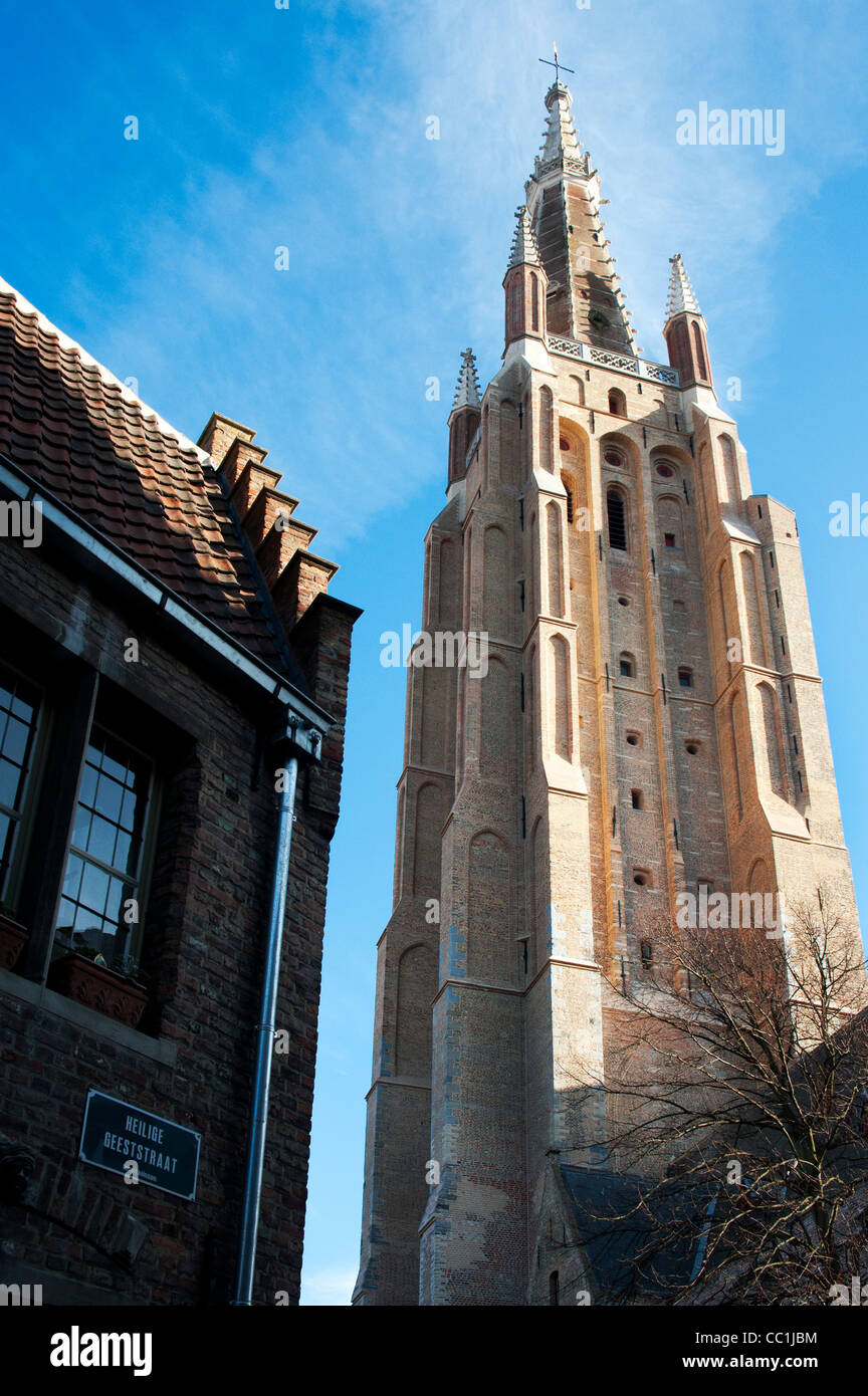 Vue extérieure de l'église de Notre-Dame Onze-Lieve-Vrouwekerk à Bruges Belgique Banque D'Images