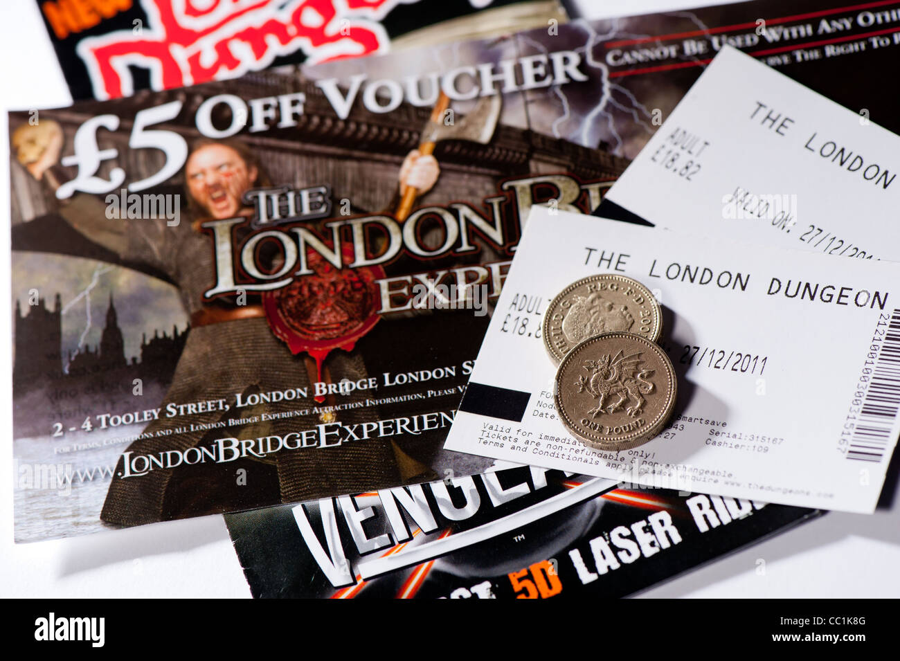 L'argent en plus des brochures touristiques de Londres et de billets Banque D'Images