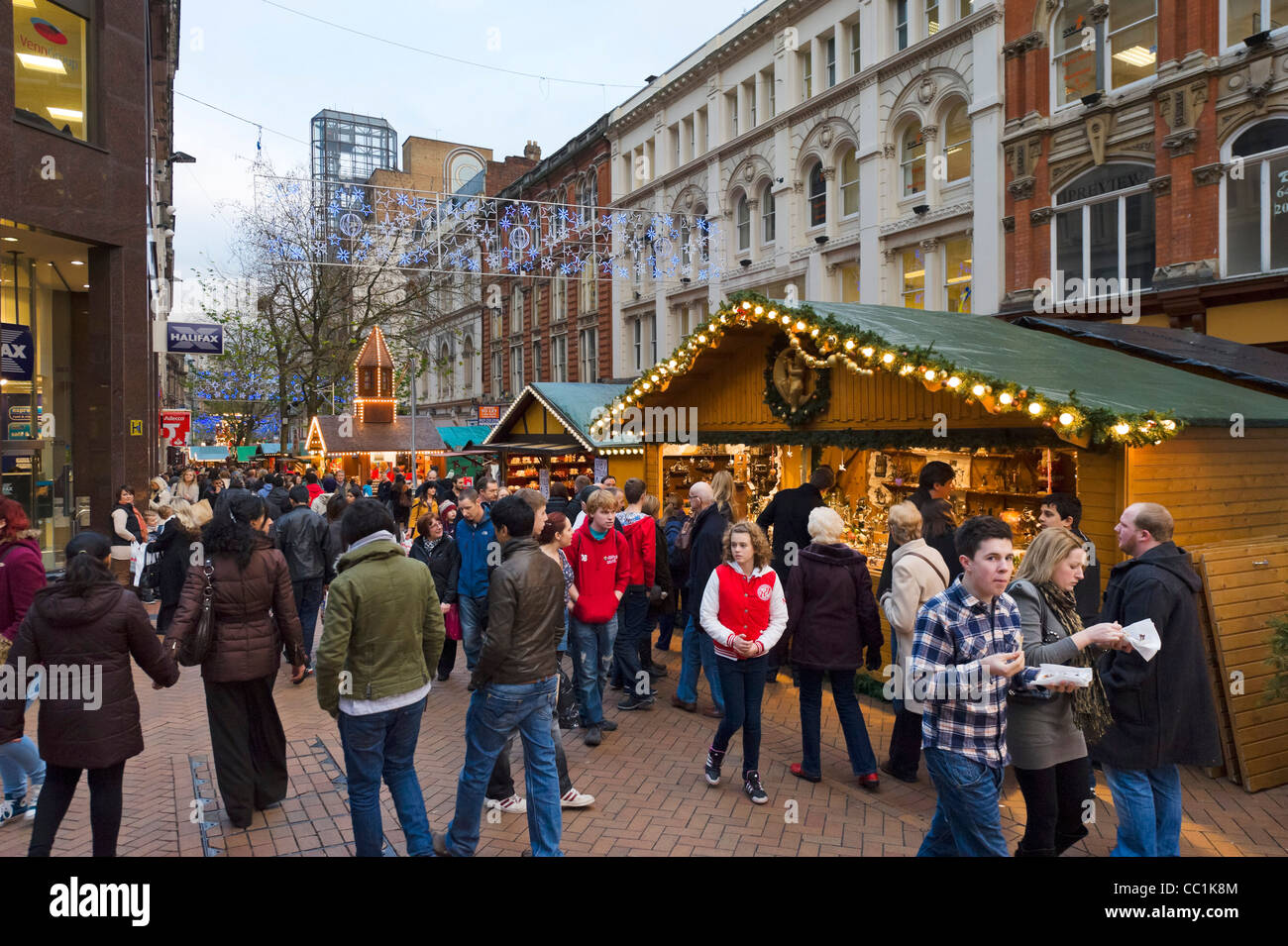 La foule des acheteurs de Noël de dernière minute devant le marché de Noël allemand de Francfort, New Street, Birmingham, UK Banque D'Images