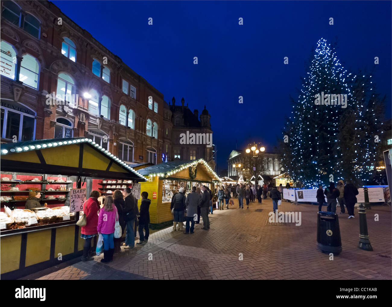Le marché de Noël allemand de Francfort en haut de nouveau par la rue Victoria Square, Birmingham, UK Banque D'Images