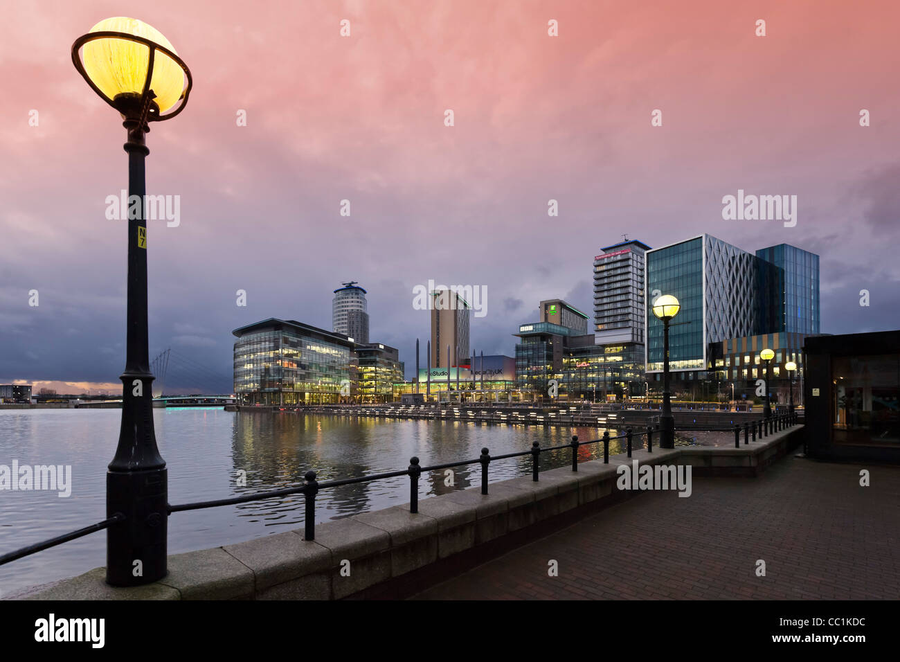 Au crépuscule, MediaCityUK, Salford Quays, Manchester, UK Banque D'Images