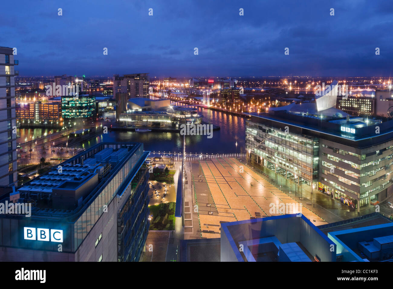 Vue sur les Quais de Salford de MediaCityUK avec les studios de la BBC à l'avant-plan, Salford Quays, Manchester, UK Banque D'Images