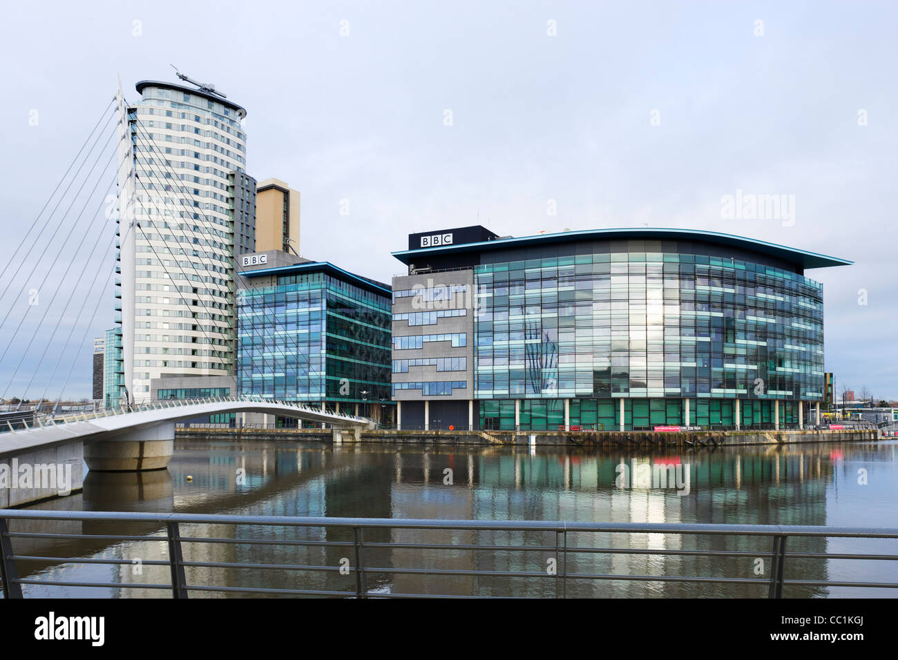 Dans les studios de la BBC avec MediaCityUK Quay House à droite et le pont vers la gauche, Salford Quays, Manchester, UK Banque D'Images
