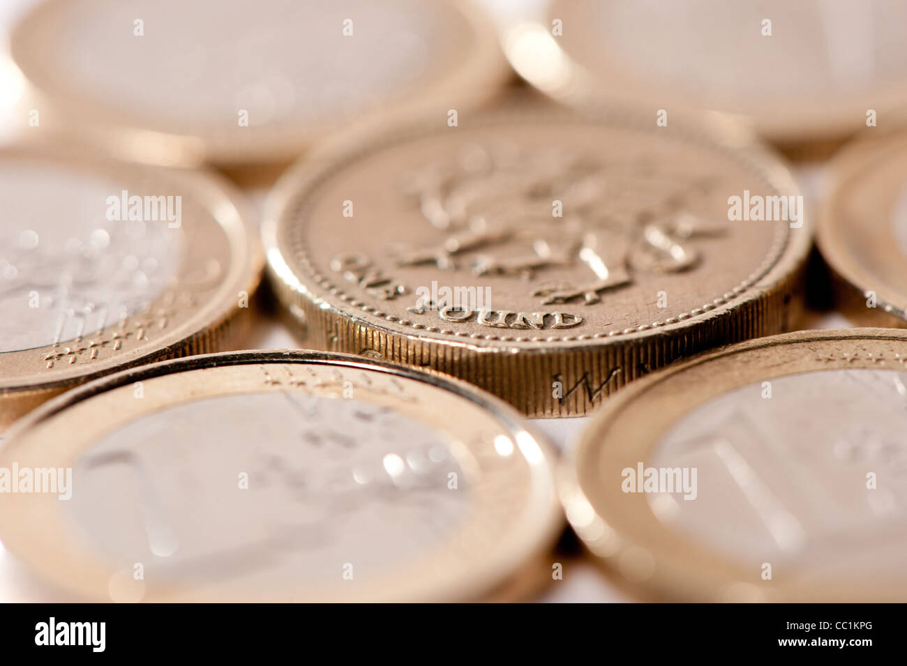 Euros et en livres sterling à côté de l'autre sur la surface blanche Banque D'Images