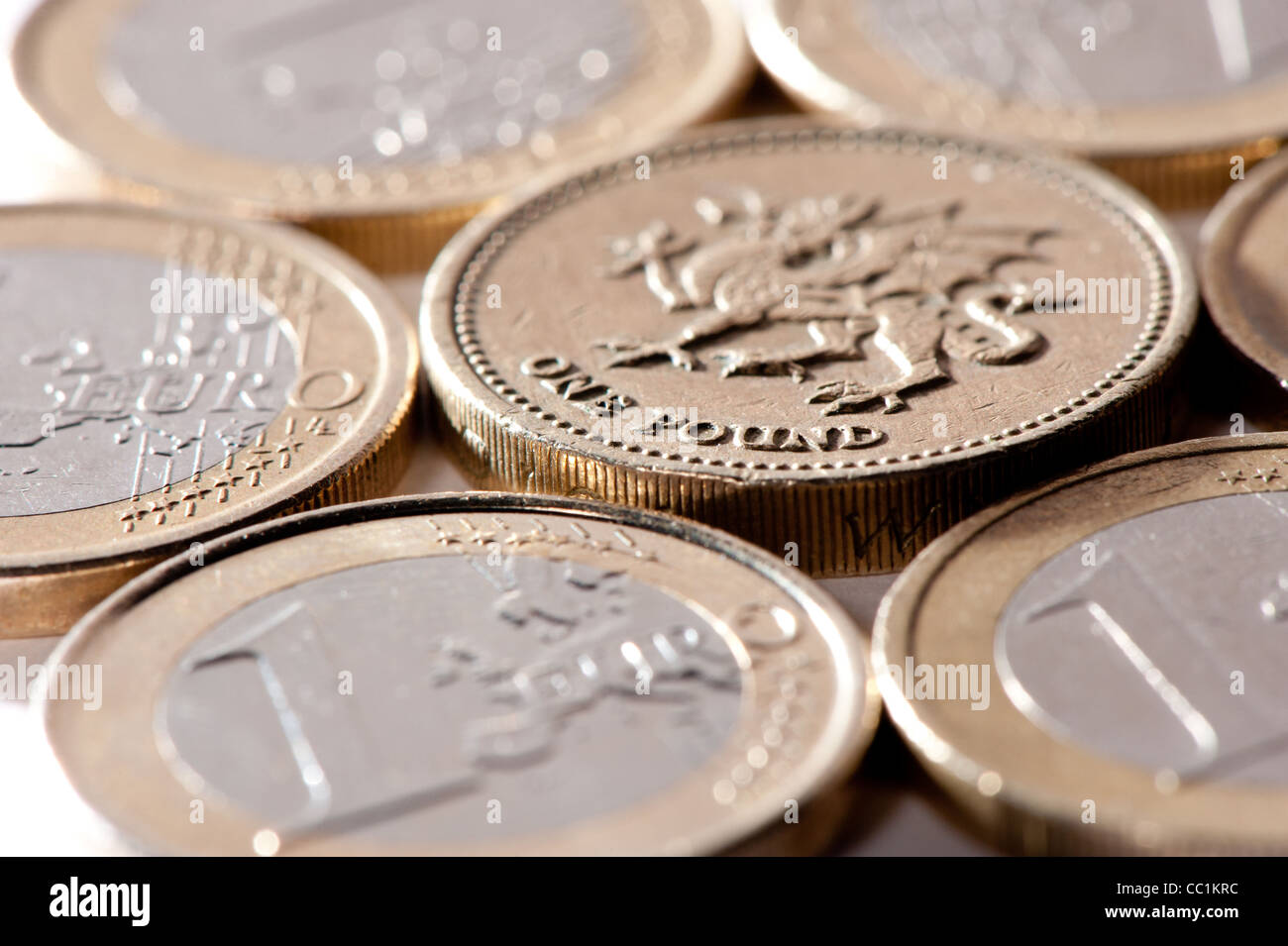 Euros et en livres sterling à côté de l'autre sur la surface blanche Banque D'Images